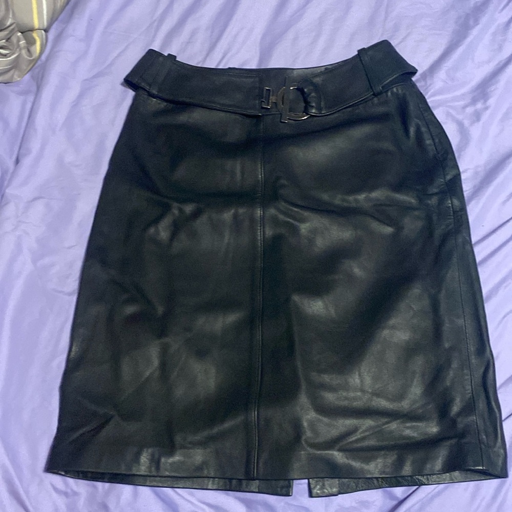 Color: Black
Size: 4
Material: Leather 
Brand: RÉVUE
